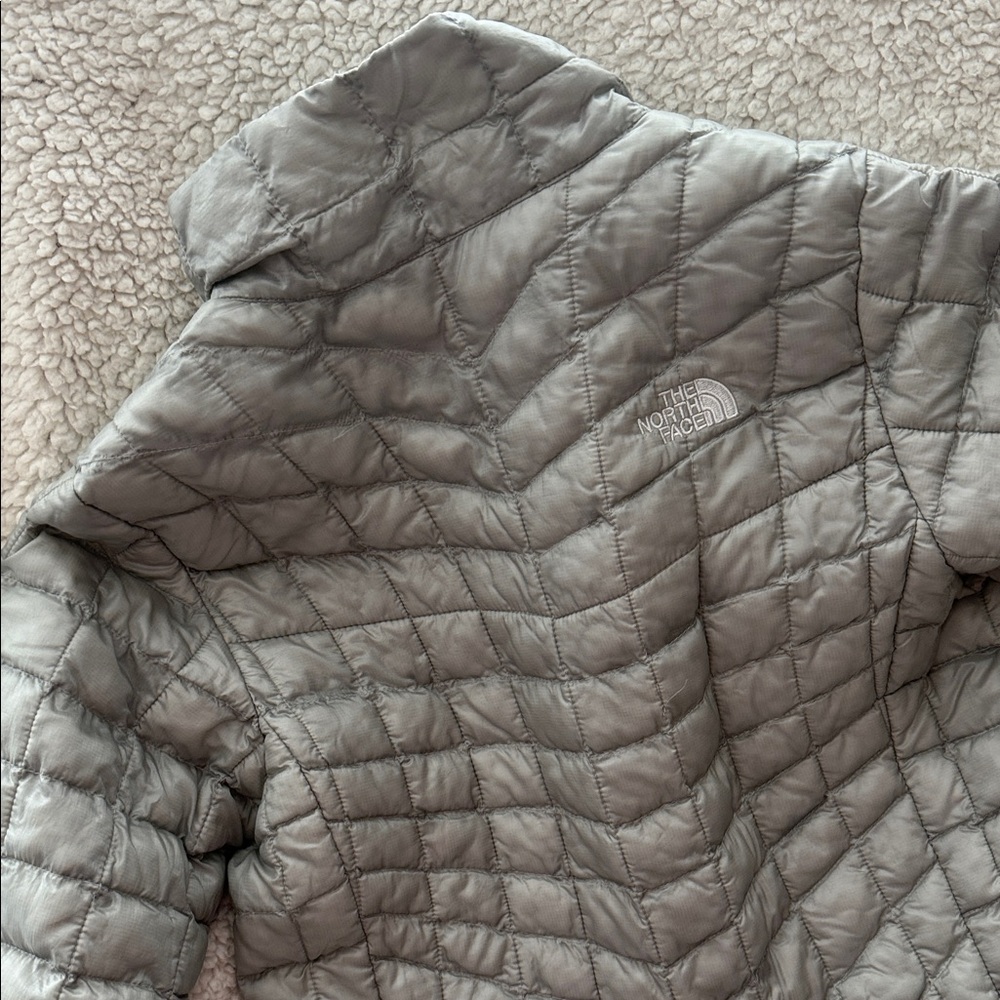 The North Face Women's Light Gray Puffer Jacket - Picture 3 of 3